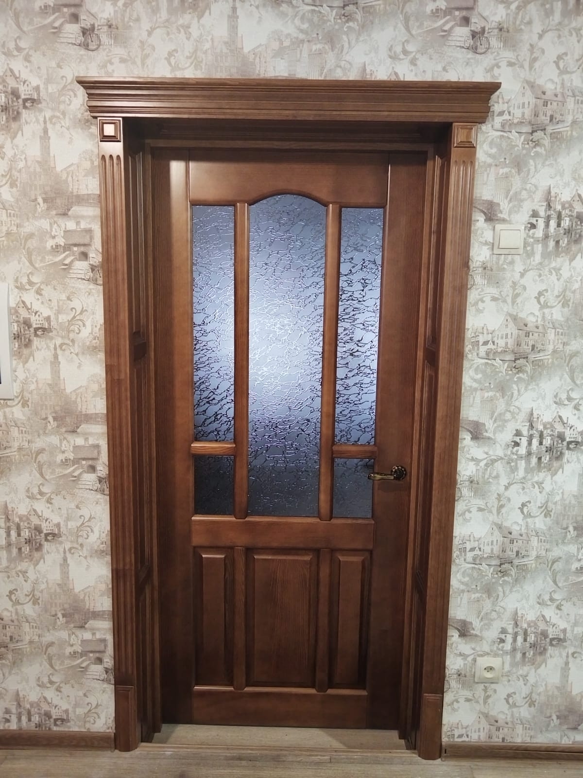 Современная классическая дверь в теплых оттенках