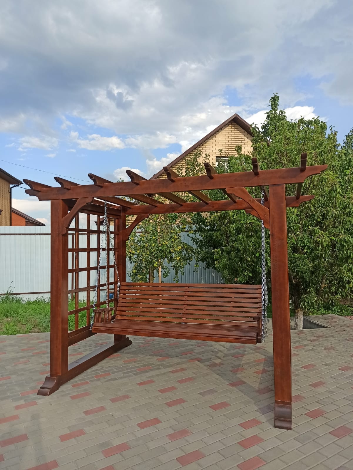 Качели с перголой из массива дерева для сада на заказ